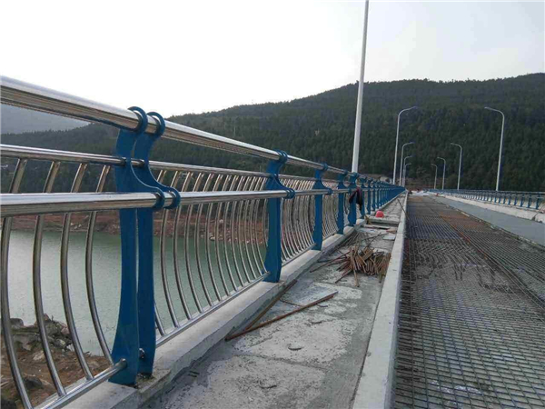 津南不锈钢桥梁护栏的特点及其在桥梁安全中的重要作用