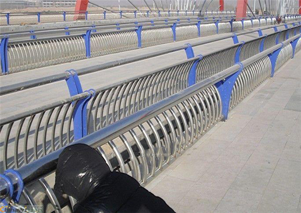 津南不锈钢复合管护栏一种安全而耐用的防护解决方案